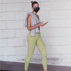 Set Active Kiwi SculptFlex Leggings and One Shoulder Bra - SEEN ON HAILEY BIEBER